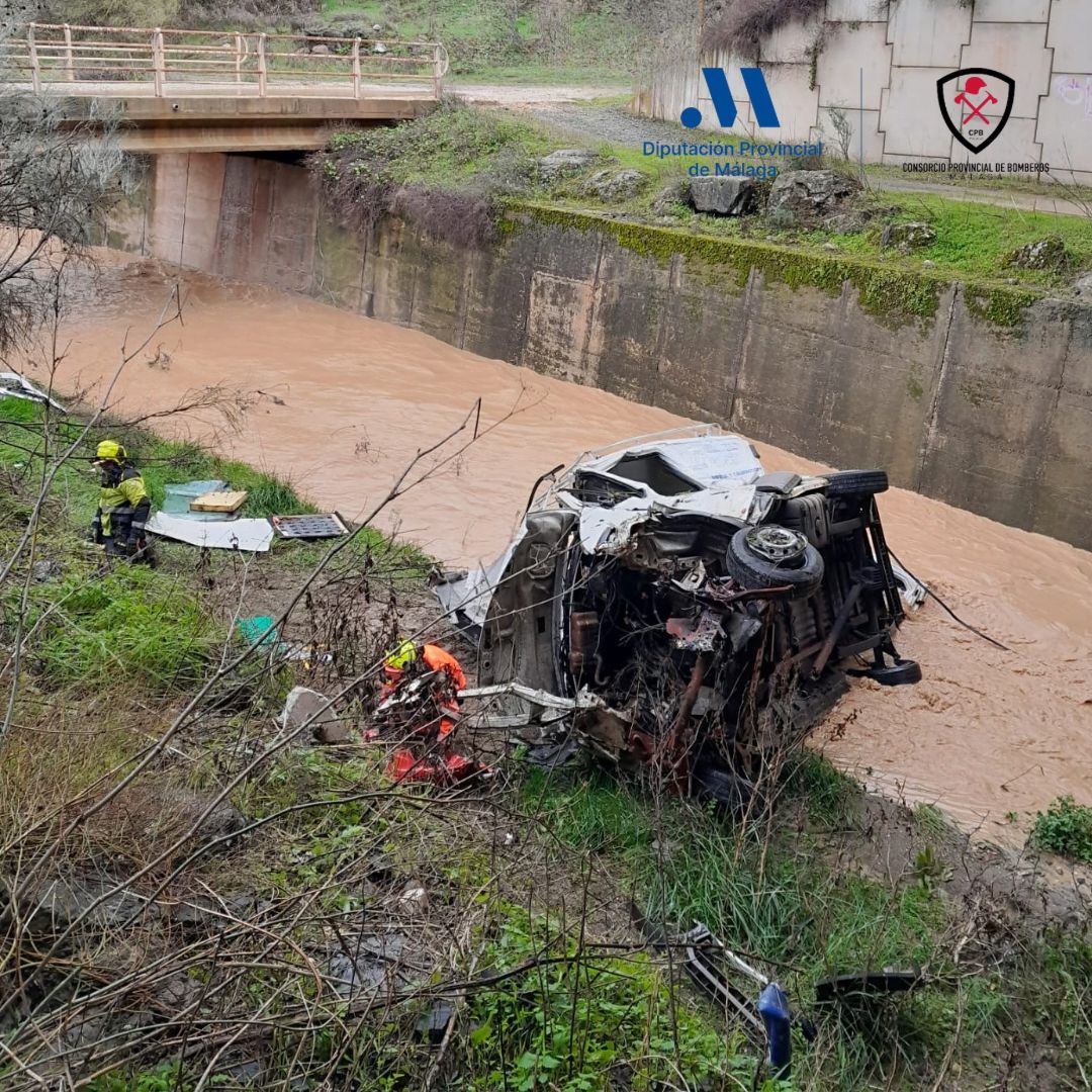 Un herido grave tras caer con su coche a un río desde un puente en Casabermeja - WhatsApp Image 2026 01 28 at 10.46.46 vehículo caído al río