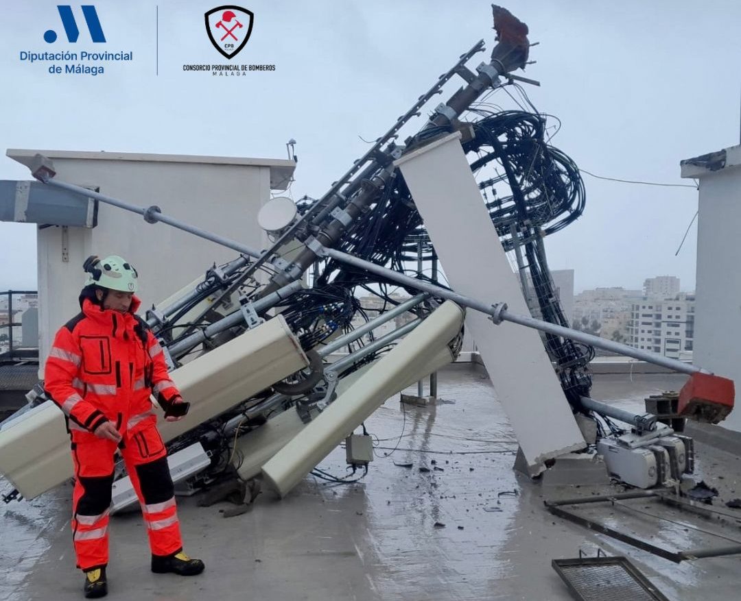 El temporal no da tregua en Málaga: rescates, desprendimientos y 19 incidencias en solo unas horas - WhatsApp Image 2026 01 28 at 13.25.38 3 e1769605643661 bomberos