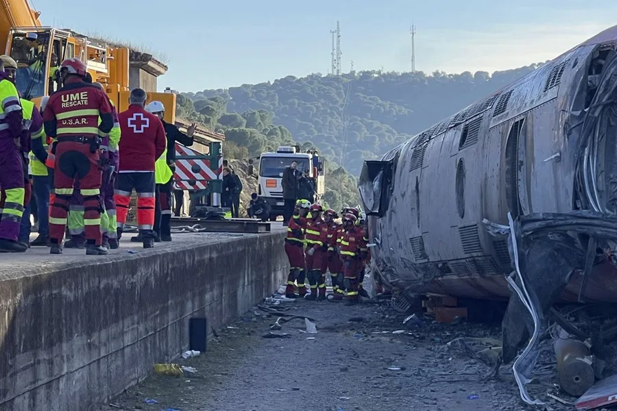 Hallados los dos últimos cuerpos del accidente de Adamuz, que deja 45 víctimas mortales - adamuz trenes 1 1 Adamuz trenes