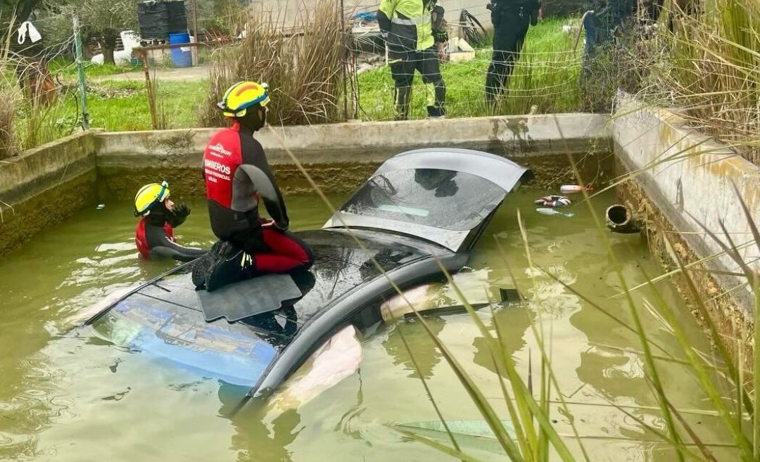 Un coche acaba en el fondo de una alberca en el Camino El Chorro, en Estepona - coche alberca estepona e1767464213293 coche alberca estepona