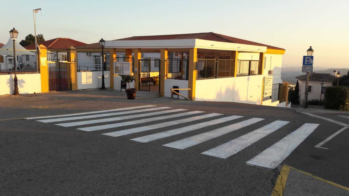 Abierto el plazo de inscripción para los campamentos de Semana Blanca y Semana Santa en Casares - colegio Blas Infante porche 1 e1769082084636 Colegio Blas Infante