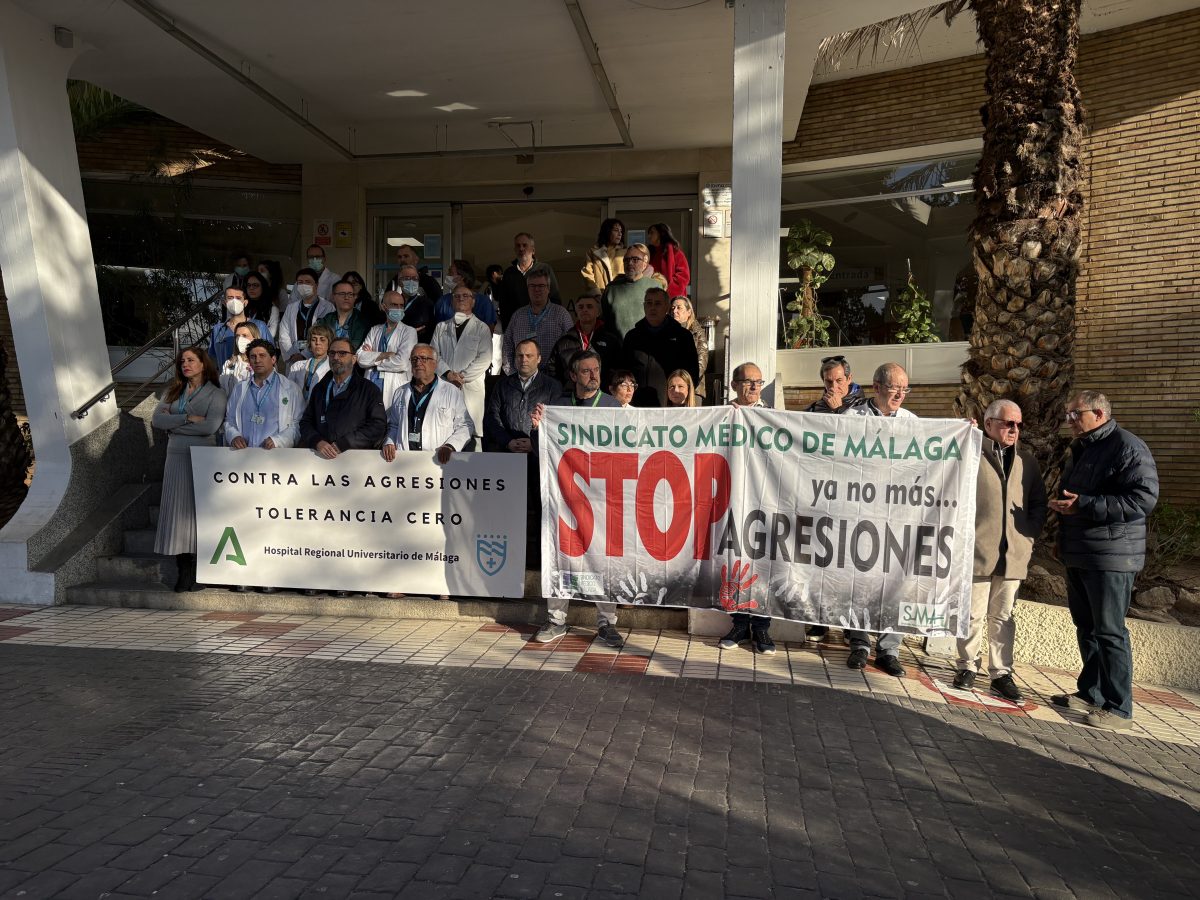 Cuatro meses de cárcel por agredir e intimidar a dos doctoras en un centro de salud de Málaga - concentracion contra agresiones santarios malaga concentracion contra agresiones santarios malaga