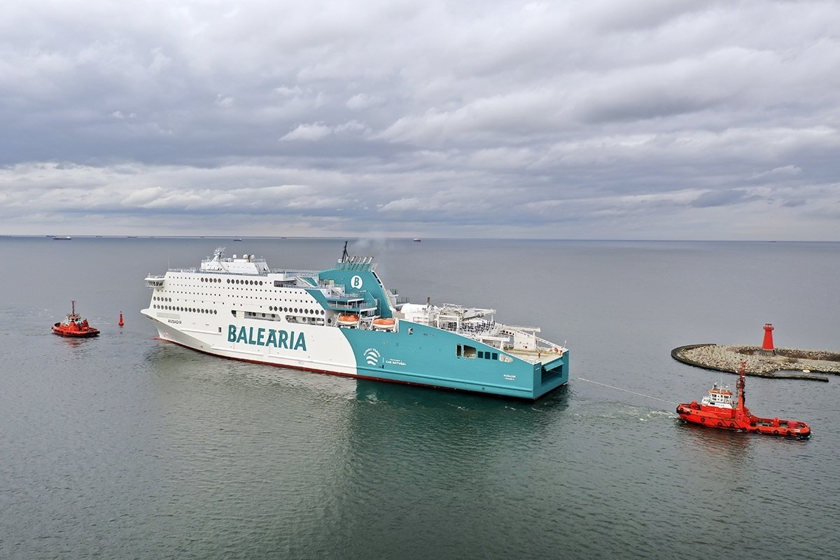 Una incidencia técnica y el mal tiempo obligan a un ferry con destino Málaga a regresar al Puerto de Melilla - ferry balearia archivo ferry balearia archivo