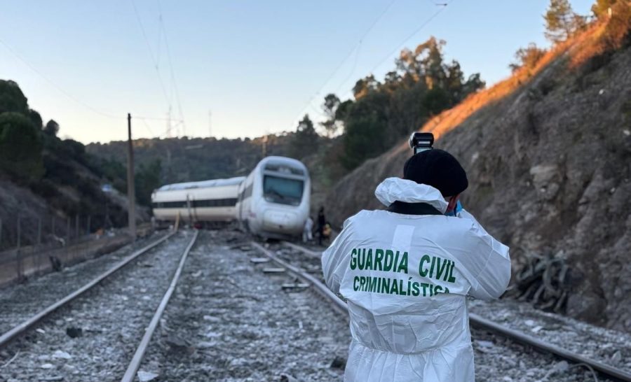Habilitan puntos para el cotejo de ADN de las víctimas del accidente de trenes en Málaga, Córdoba y Huelva - guardia civil accidente ferroviario adamuz e1768820185158 guardia civil accidente ferroviario adamuz