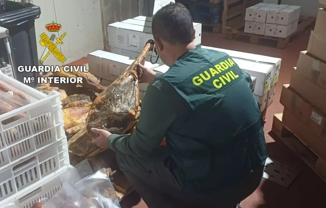 300 jamones, 200.000 euros y ocho detenidos: así cayó la banda que robó en Faraján - guardia civil huelva jamones.jpg e1769594946898 jamones