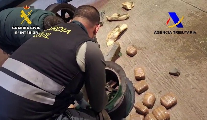 Dos detenidos con 90 kilos de hachís ocultos en un coche que viajaba del Puerto de Melilla a Málaga - material incautado operacion melilla Material incautado en la operación.
