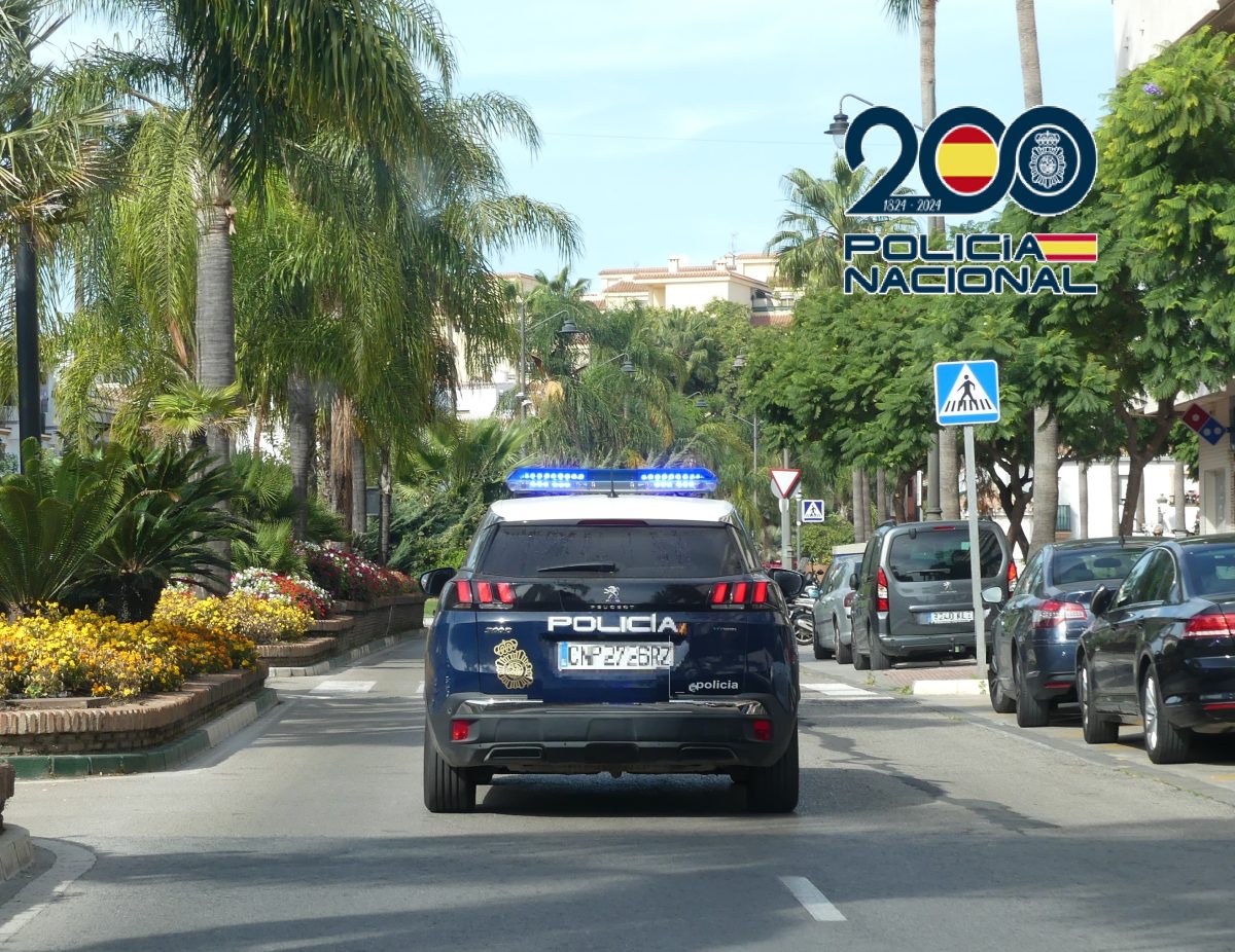 “Tiene una mancha, le ayudo”: el engaño con el que dos ladrones robaban carteras en Estepona - policia nacional estepona coche policia nacional estepona coche
