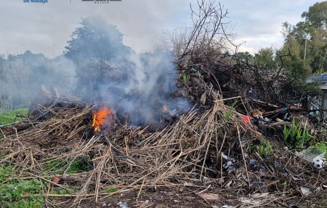 Una quema sin vigilancia provoca un incendio en una zona agrícola de la A-7 a la altura de Estepona - quema no autorizada estepona e1768418580564 quema no autorizada estepona