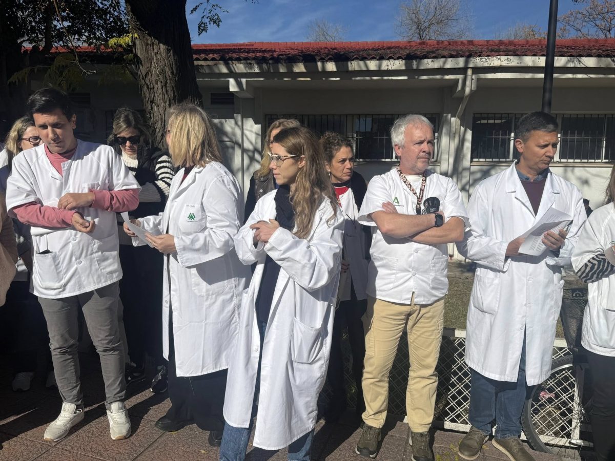 "Podría haber sido una masacre": un hombre se cuela con dos cuchillos en el ambulatorio de Estepona - sanitarios ambulatorio Estepona Sanitarios se manifiestan a las puertas del centro sanitario Estepona Oeste. / D.MACÍAS