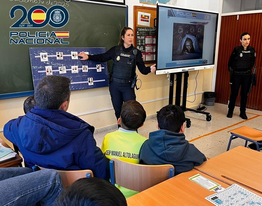 La Policía Nacional introduce pictogramas en colegios de Málaga para prevenir el acoso escolar - 20260204 FOTO VISITA CEIP ALTOLAGUIRRE 2 acoso escolar