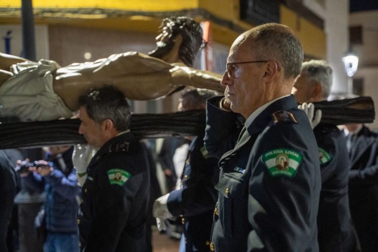 La Policía Local de Benalmádena porta al Santísimo Cristo de la Redención en un emotivo traslado - 627264756 122148764654807037 2345494937700290428 n La Policía Local de Benalmádena porta al Santísimo Cristo de la Redención en un emotivo traslado - 627264756 122148764654807037 2345494937700290428 n