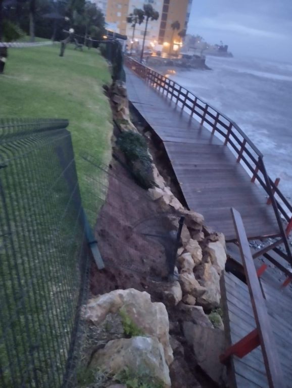 El oleaje arrasa un tramo de la Senda Litoral de Mijas y obliga a cerrar playas - 628581704 1385289150291874 8914135952655396588 n El oleaje arrasa un tramo de la Senda Litoral de Mijas y obliga a cerrar playas - 628581704 1385289150291874 8914135952655396588 n