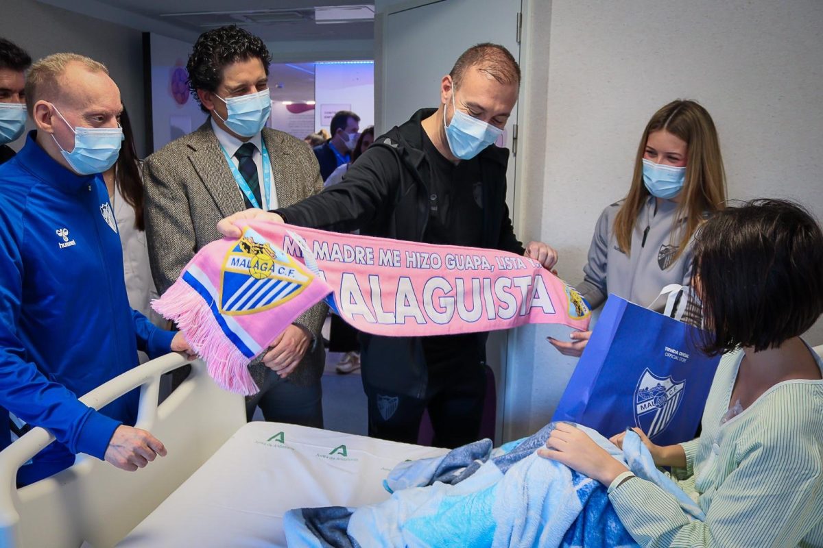 El Málaga CF lleva ilusión a la Oncología Pediátrica del Hospital Regional por el Día del Cáncer Infantil - 633202719 1498586168933975 7966345736670551015 n Futbolistas Málaga CF