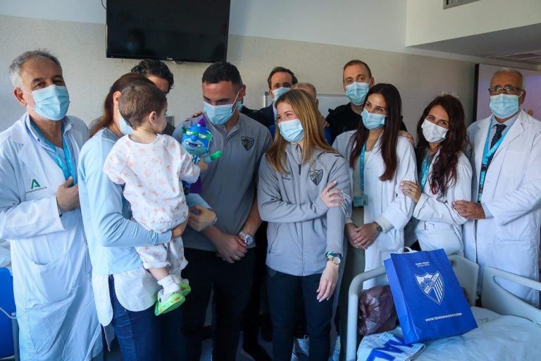 El Málaga CF lleva ilusión a la Oncología Pediátrica del Hospital Regional por el Día del Cáncer Infantil - 633464522 1498586225600636 7723908250330123905 n 1 El Málaga CF lleva ilusión a la Oncología Pediátrica del Hospital Regional por el Día del Cáncer Infantil - 633464522 1498586225600636 7723908250330123905 n 1