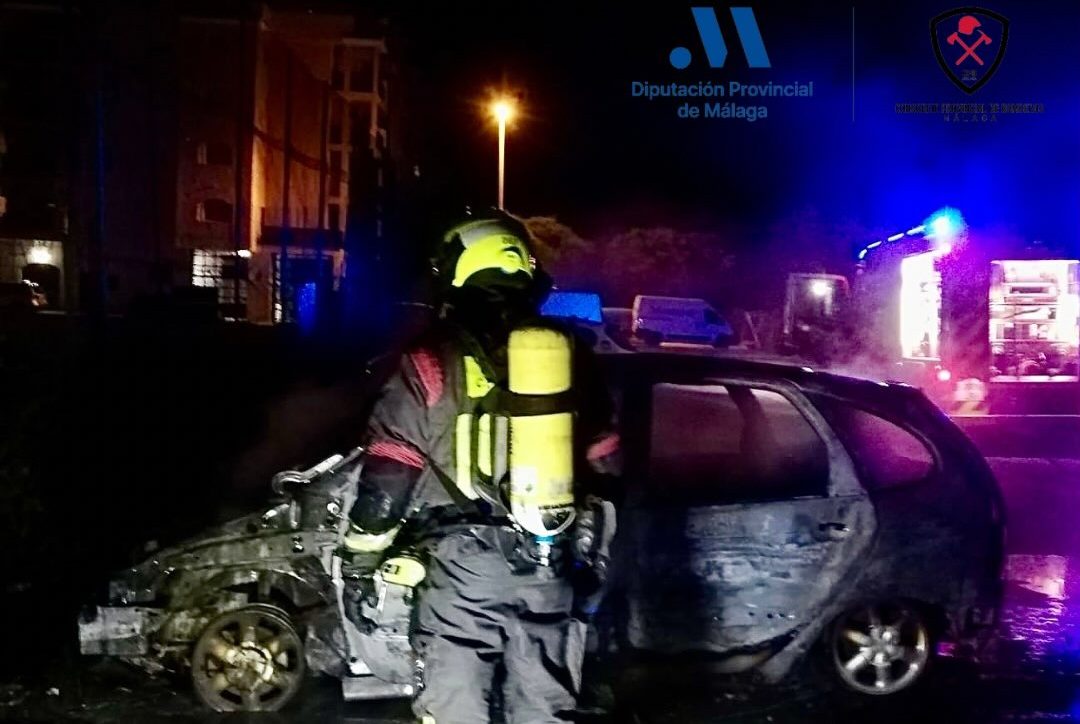 Un coche arde en plena madrugada en Torre del Mar - 639717745 18405571900132513 7830459939863687839 n e1772007203397 fuego coche