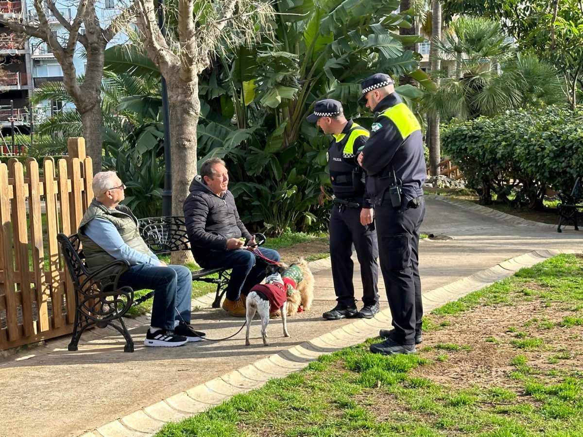 Más agentes a pie y menos conflictos: Fuengirola cierra con éxito la primera fase de la Policía de Cercanía - Dos agentes de Policia Local dialogan con unos vecinos en un parque de la ciudad Policía Local Fuengirola