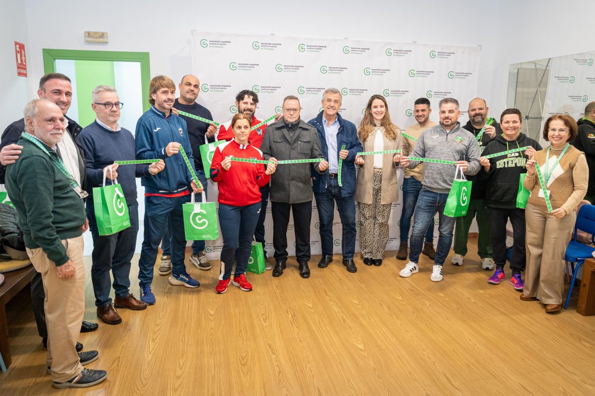 Estepona se suma a los ‘Brazaletes de Esperanza’ para visibilizar la lucha contra el cáncer a través del deporte - ENTREGA BRAZALETES APOYO AECC prensa 02 02 26 1 brazalete en apoyo a la AECC
