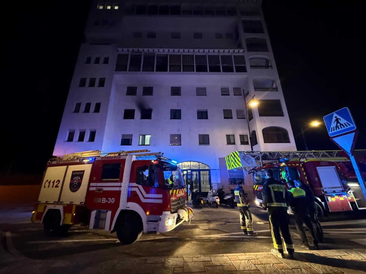 Alarma en Fuengirola: incendio en una vivienda moviliza a varias dotaciones de bomberos - Fuengirola bomberos Incendio en una vivienda en Fuengirola