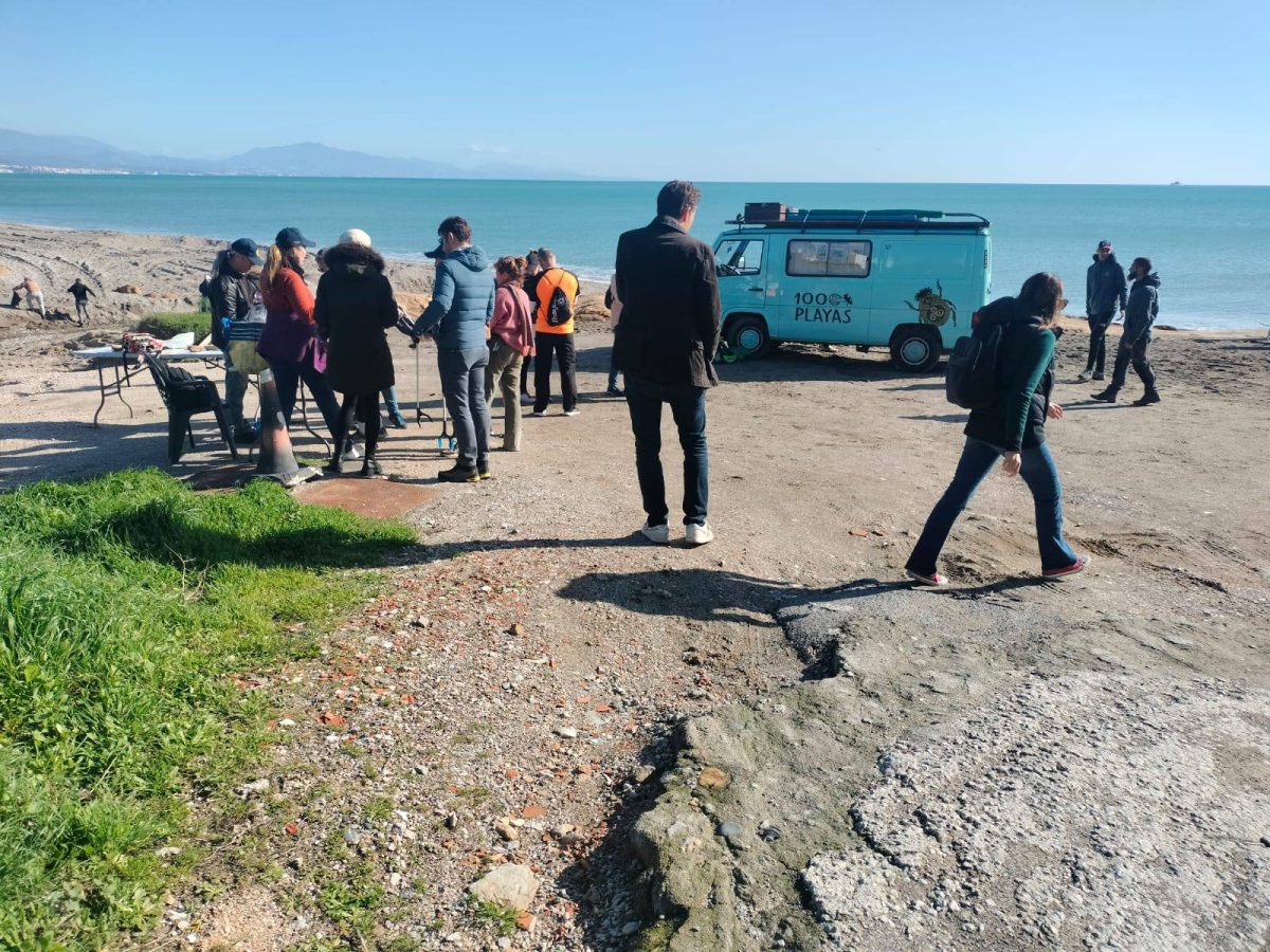 Una jornada de concienciación deja la playa de La Paloma en Manilva más limpia tras retirar 67 bolsas de basura - Limpieza Tubalitas Una jornada de concienciación deja la playa de La Paloma en Manilva más limpia tras retirar 67 bolsas de basura - Limpieza Tubalitas