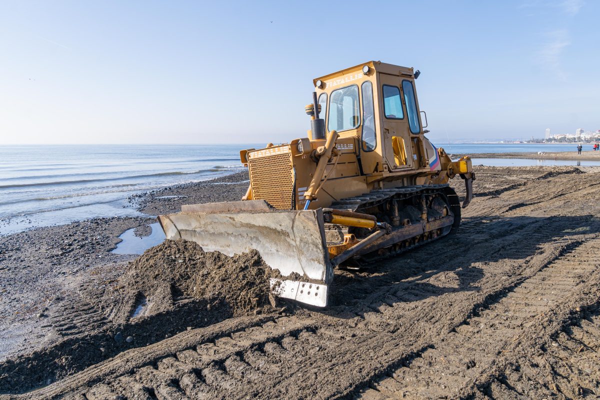 Trabajos contrarreloj para recuperar las playas de Estepona antes de Semana Santa - MAQUINA PLAYA SEMANA SANTA 2026 BAJA arreglo playas