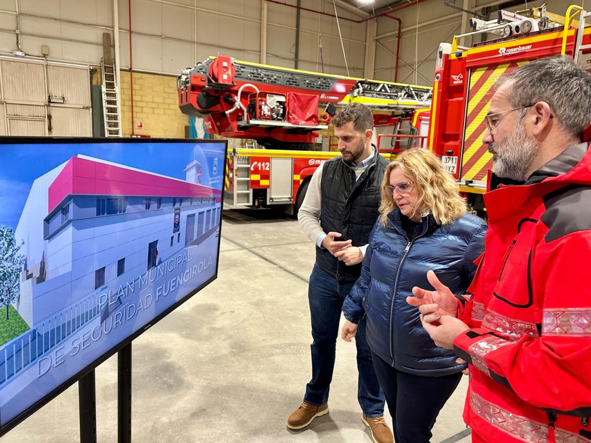Fuengirola licita la reforma del Parque de Bomberos con una inversión cercana al millón de euros - Ponce Mula y Bueno observan en una pantalla la imagen del futuro Parque de Bomberos parque de Bomberos