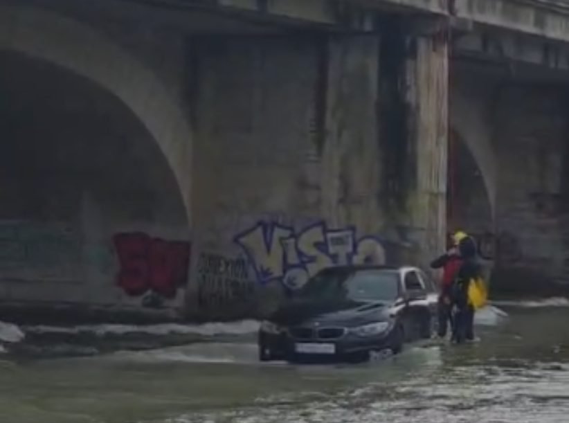 Una mujer queda atrapada en su coche en el río Guadalmansa de Estepona - Screenshot 2026 02 09 19.39.17 Rescate en el río Guadalmansa en Estepona. / Área Costa del Sol