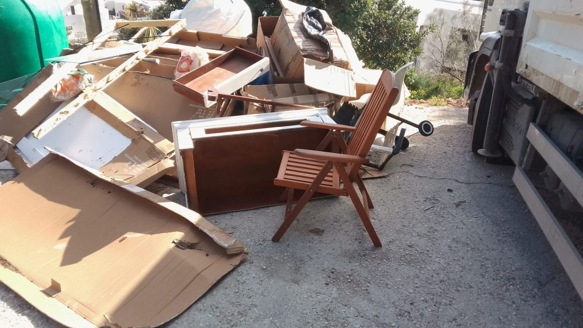 Si tiras un sofá o escombros en Mijas, te puede costar hasta 3.000 euros: la Policía Local intensifica los controles - Vertidos en la via Publica 2 Vertidos