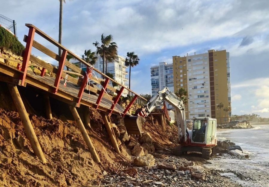 Mijas desmonta el tramo de la Senda Litoral derribado por el temporal para su reconstrucción urgente - desmontaje senda litoral e1770841217852 desmontaje senda litoral