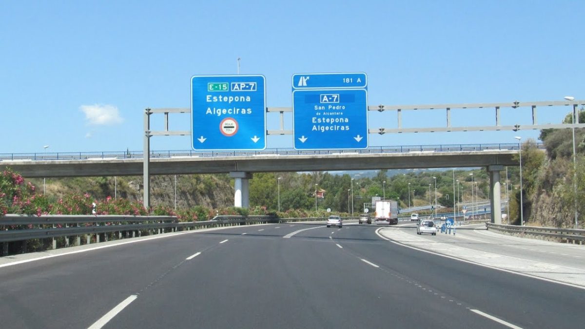 Aparatoso accidente con tres vehículos implicados en la A-7 a la altura de Estepona - autovía