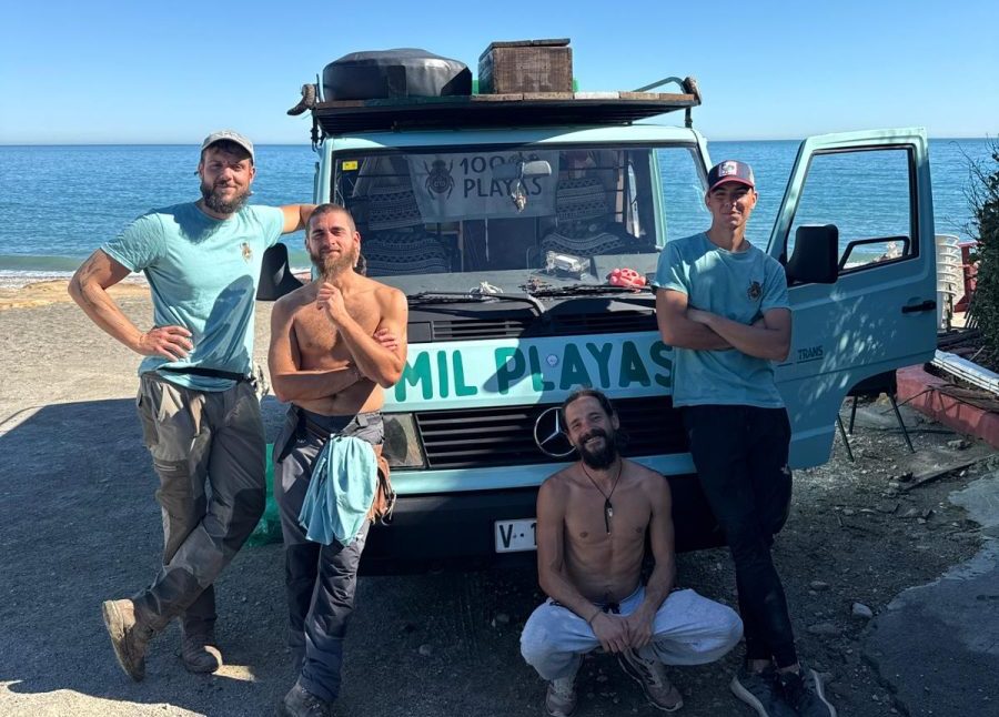 ‘Mil Playas': una furgoneta, cuatro amigos y un proyecto para limpiar las playas de España que para en Manilva - mil playas manilva e1771353004795 mil playas manilva