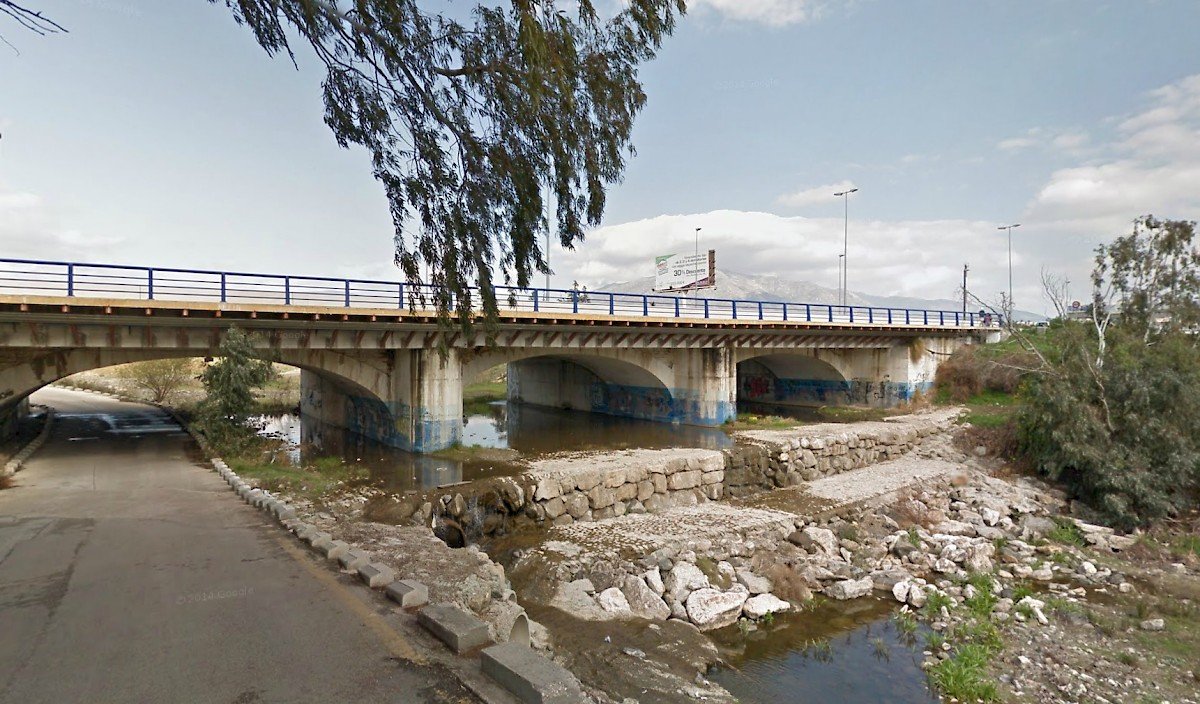 Un joven intenta bañarse en el río Guadaiza y es sorprendido por Emergencias - puente rio guadaiza marbella Río Guadaiza