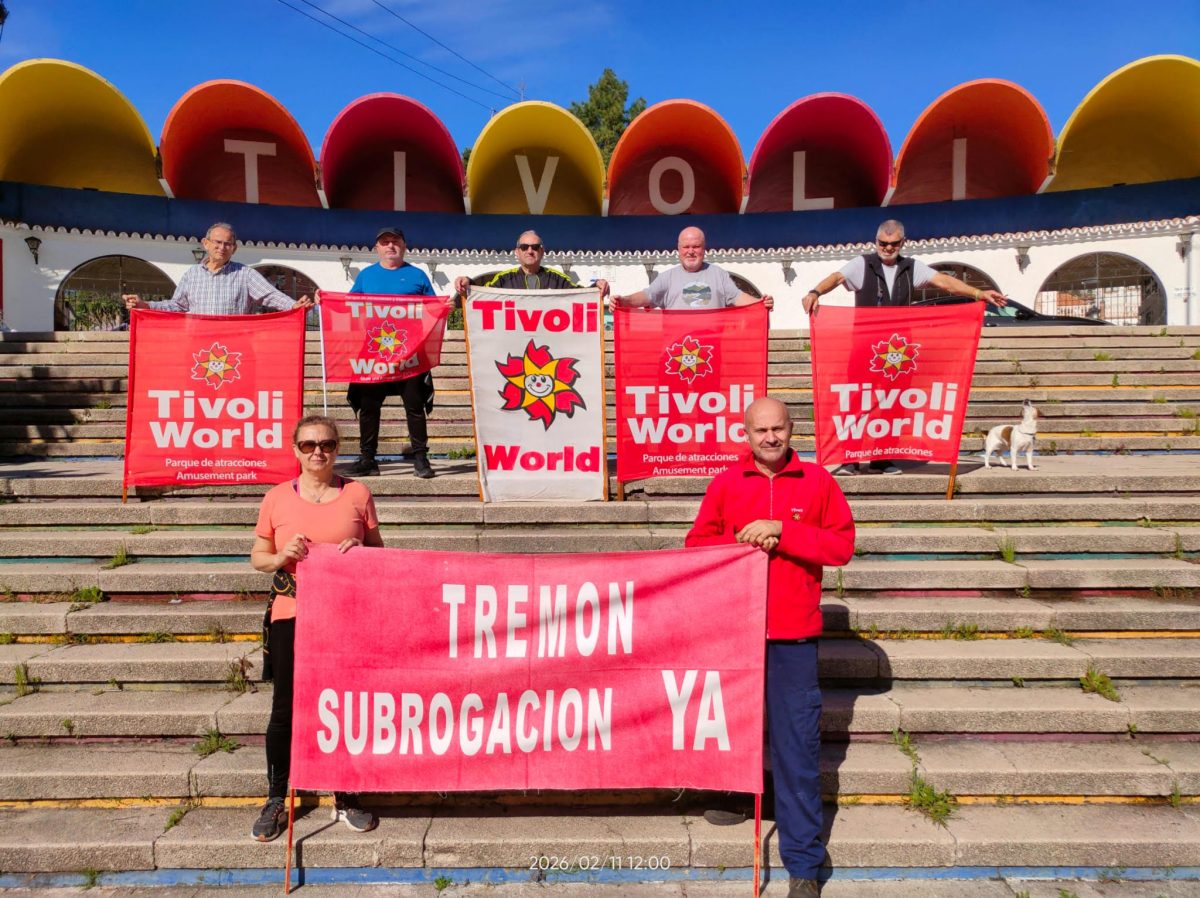 El Tívoli renacerá con centro comercial y dos zonas hoteleras - trabajadores Tivoli Antiguos trabajadores de Tívoli a las puertas del parque. / D.MACÍAS