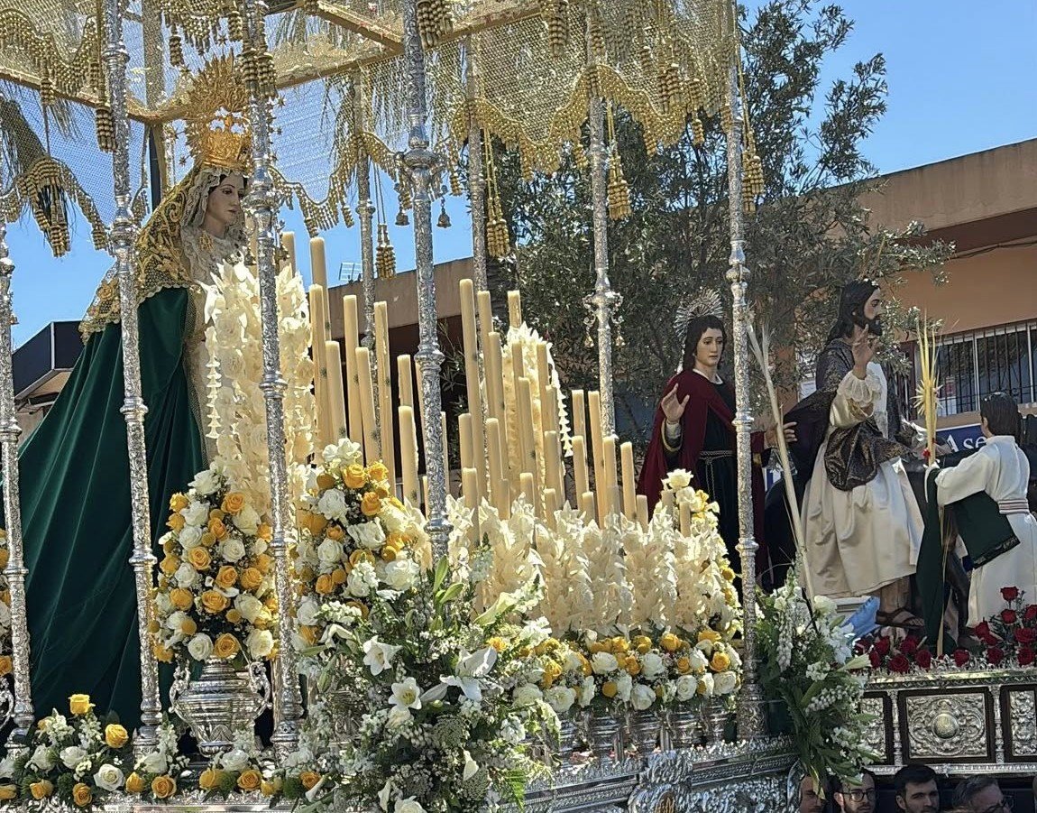 Arroyo de la Miel vive el Domingo de Ramos con la procesión de Jesús y María del Auxilio - Benalmadena Los dos pasos en la procesión de Arroyo de la Miel