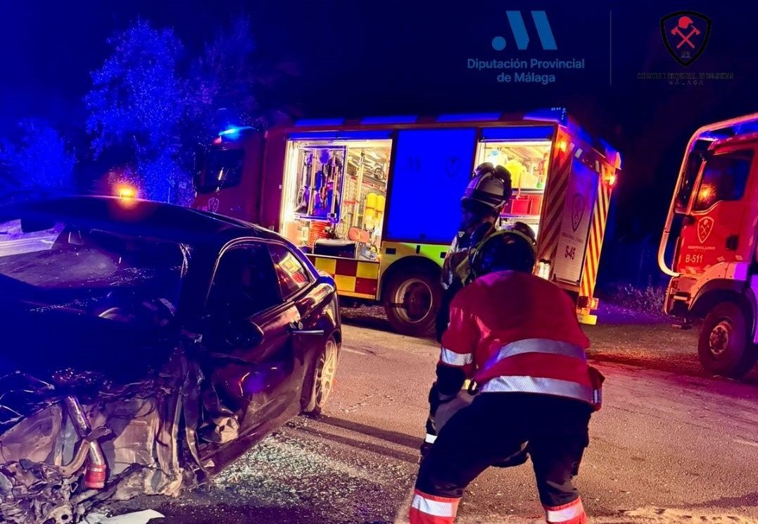 Aparatoso accidente en Cártama se salda sin heridos en la MA-3304 - Bomberos Malaga Actuación de los Bomberos en Cártama