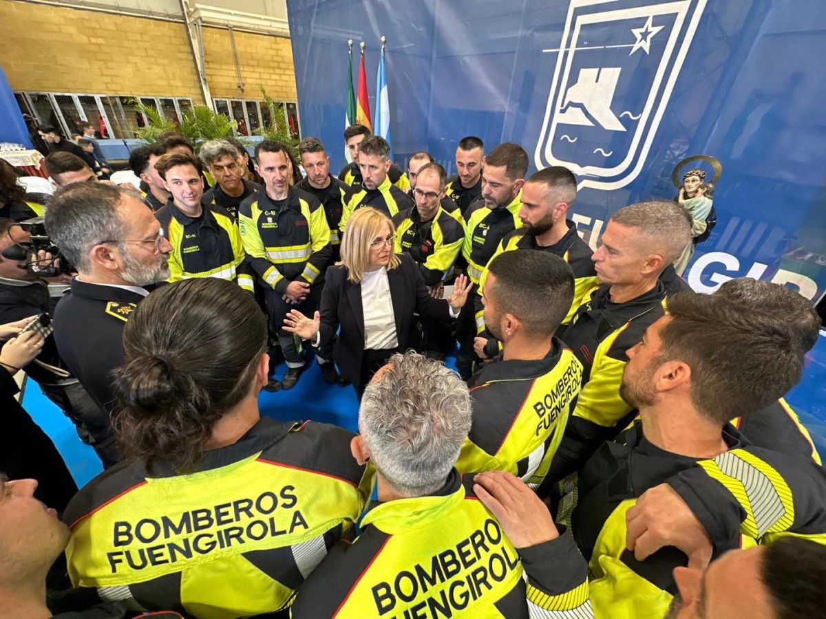 Reconocimiento a los bomberos de Fuengirola por su labor en Galicia y en la Serranía de Ronda - Fuengirola Bomberos La alcaldesa, Ana Mula, junto a los bomberos