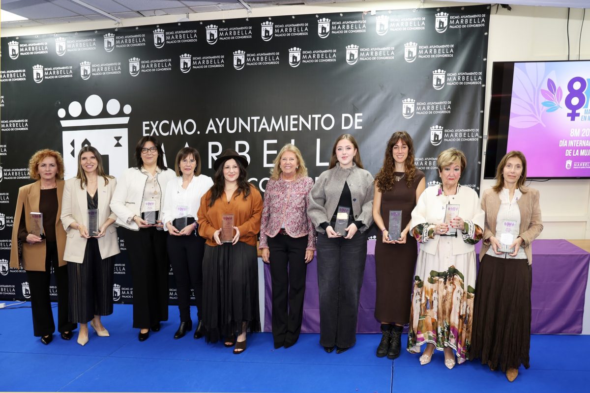 Del emprendimiento a la solidaridad: nueve mujeres ejemplares reciben el reconocimiento de Marbella por el 8M - Marbella Premios Dia Mujer La alcaldesa junto a las premiadas