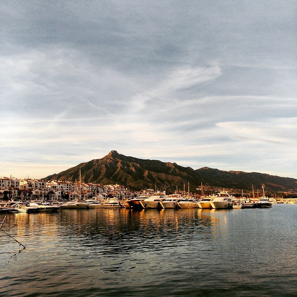 Sierra Blanca se mira al pasado y al presente en un nuevo documental que se estrena esta tarde en Marbella - Sierra Blanca desde Puerto Banus Sierra Blanca desde Puerto Banús