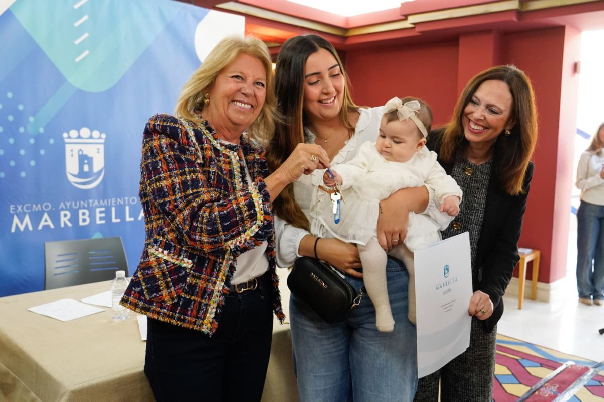 18 jóvenes de Marbella reciben las llaves de sus nuevas viviendas protegidas en la antigua Escuela de Idiomas - Viviendas Marbella jovenes Viviendas Marbella jovenes