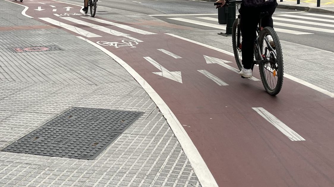 Una pareja se enfrenta a hasta 13 años de cárcel por apuñalar a un hombre en un carril bici de Fuengirola - ciclistas carril bici e1772655211930 ciclistas carril bici