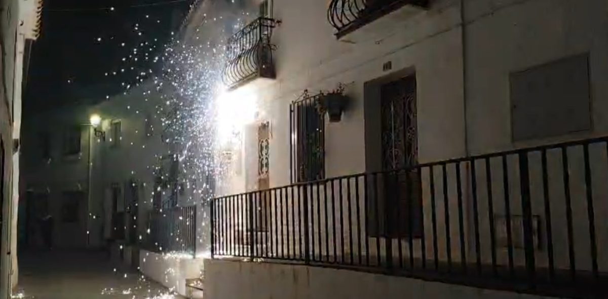 Piden condecorar a los guardias civiles que rescataron a dos personas de un incendio en Mijas - incendio casa mijas incendio casa mijas
