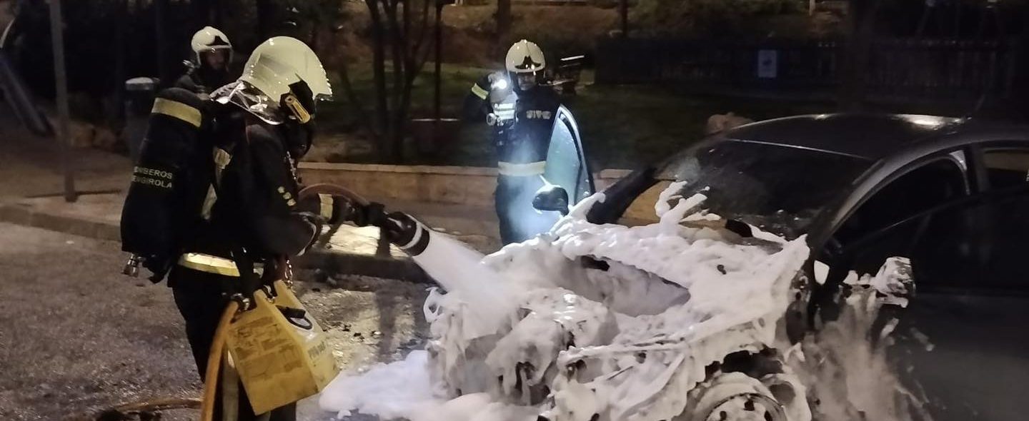 Un coche arde en plena noche en Fuengirola y obliga a intervenir a los bomberos - incendio fuengirola e1773908571325 incendio fuengirola