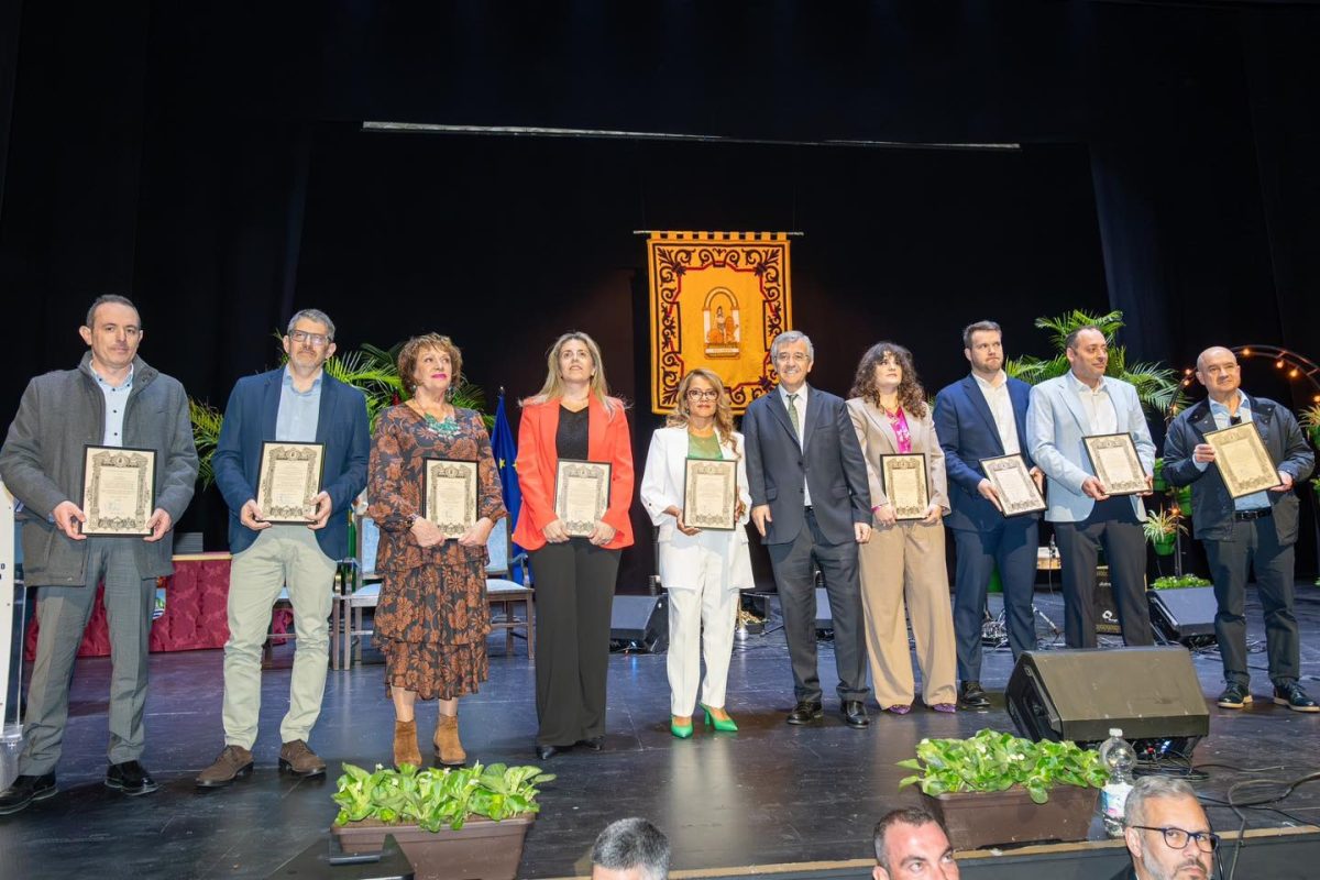 Vithas Xanit Estepona recibe una mención especial por su compromiso con la salud durante el Día de Andalucía - premios dia andalucia estepona premios dia andalucia estepona