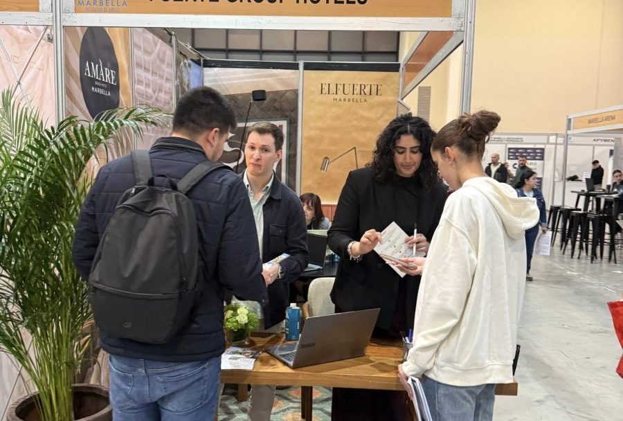 La Feria de Empleo de Marbella reúne a más de 120 empresas y ofrece 2.000 puestos de trabajo - stand feria empleo marbella e1772730801844 stand feria empleo marbella