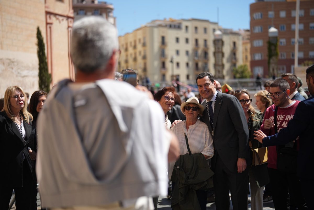 Juanma Moreno respalda la Semana Santa malagueña en una jornada de gran tradición - 260401 JMM Miercoles Santo Malaga 5 Juanma moreno, este Miércoles Santo en Málaga