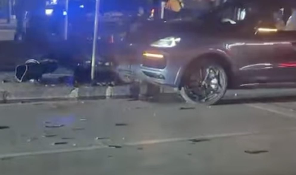 Un coche arrasa la entrada de Puerto Banús y destroza una farola y una palmera de madrugada - Accidente Puerto Banus Detalle del accidente en Puerto Banús