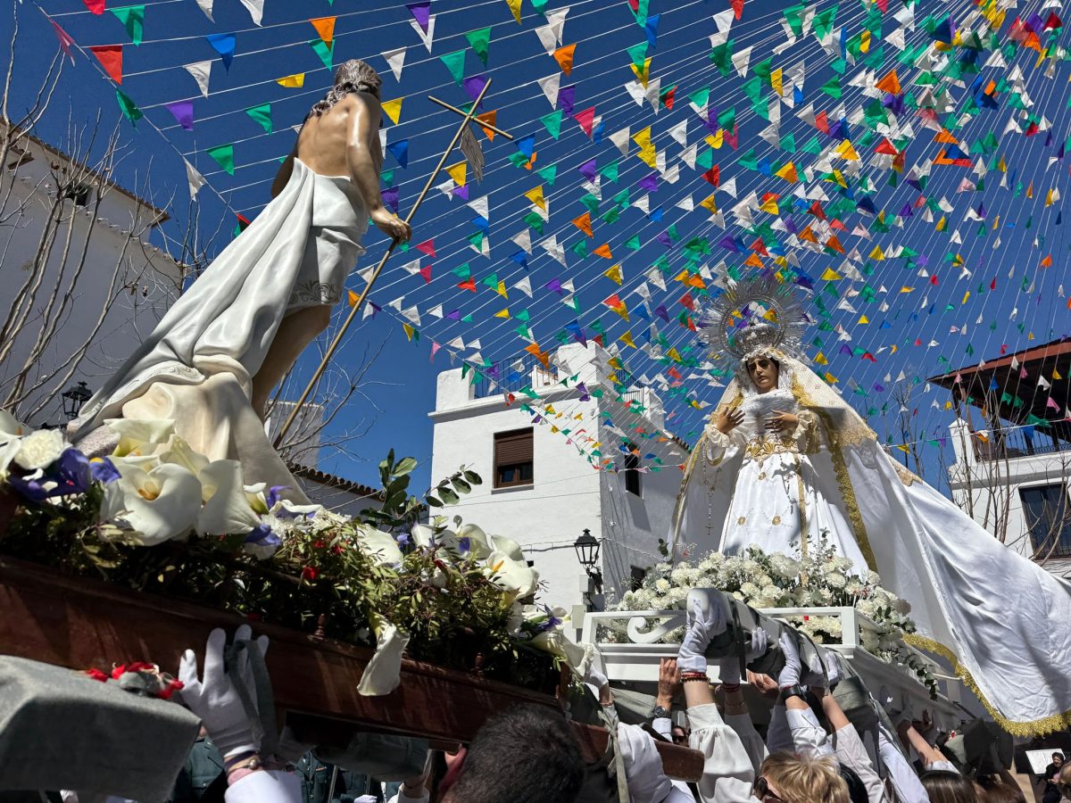 La Virgen deja el luto y se viste de blanco en una jornada llena de simbolismo en Casares - Casares Resucitado y Virgen Dolores La Virgen deja el luto y se viste de blanco en una jornada llena de simbolismo en Casares