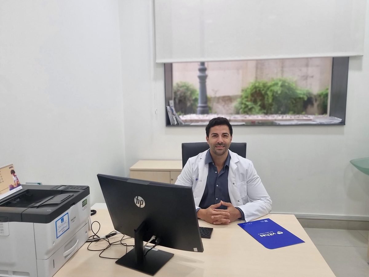 Vithas Xanit Estepona estrena una Unidad del Dolor para tratar patologías crónicas con técnicas avanzadas - Dr. Ruben Costa Algarra en su consulta del Hospital Vithas Xanit Estepona Dr. Rubén Costa Algarra en su consulta del Hospital Vithas Xanit Estepona