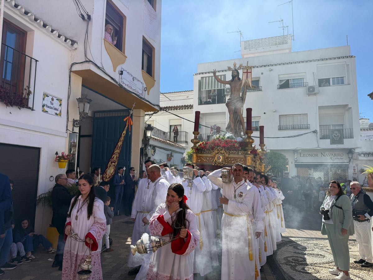 El Resucitado y la Virgen de la Aurora ponen el broche a la Semana Santa en Estepona - Estepona Resucitado Desi Una imagen del Resucitado de Estepona