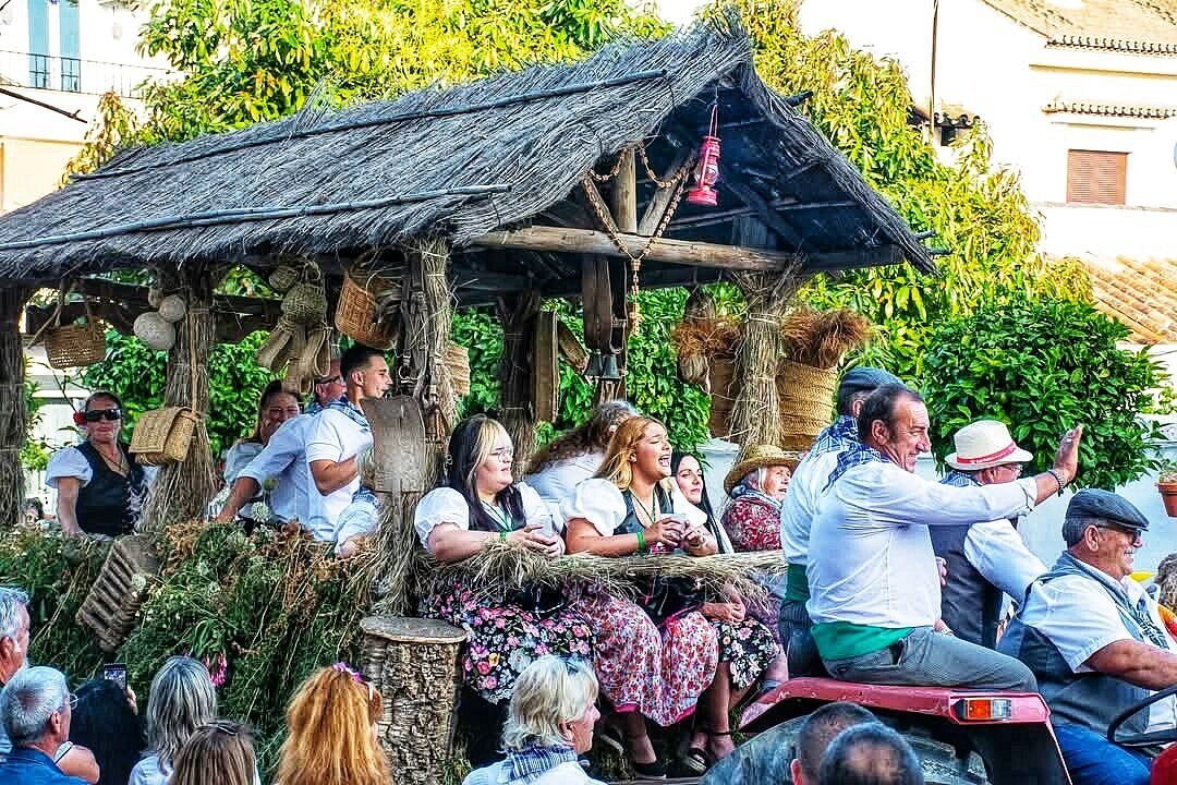Vecinos vestidos para la ocasión en una carroza durante la celebración de San Isidro en Estepona. / Archivo