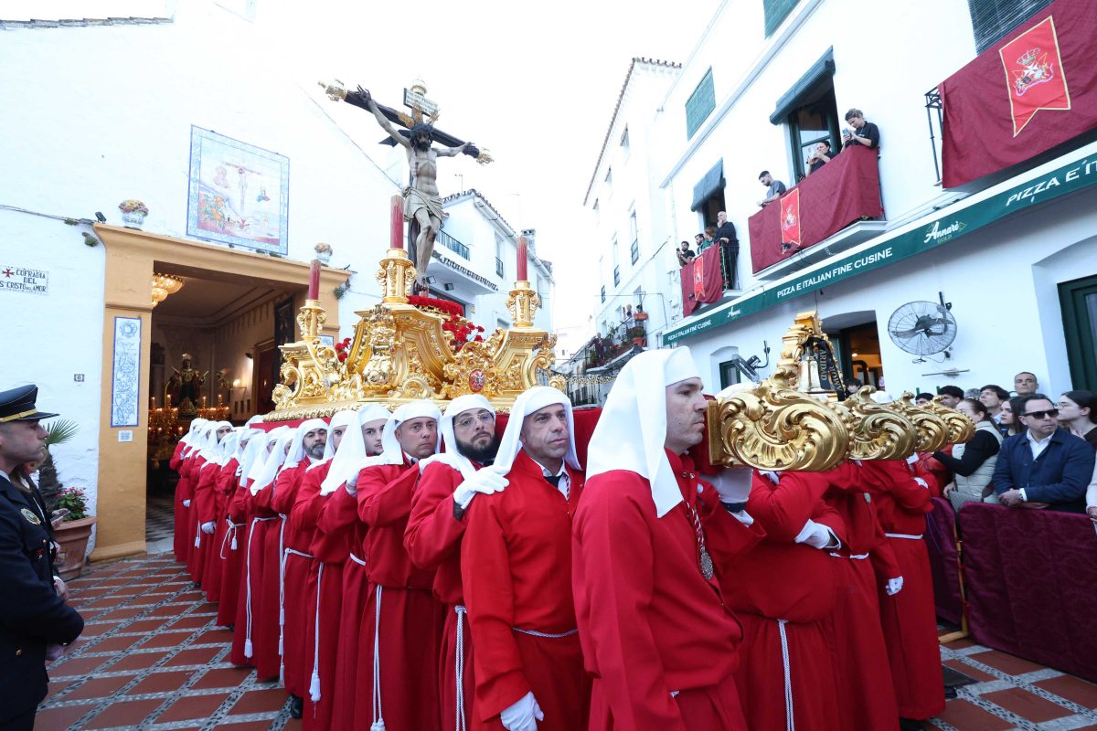 Devoción y tradición marcan el Jueves Santo en Marbella con la Hermandad del Cristo del Amor - Marbella Cristo del Amor Paso del Cristo del Amor